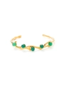 Dettaglio del bracciale a C placcato oro 18k in acciaio inox con cinque gemme verdi - Verde