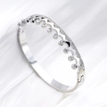 Elegante bracciale a corona in acciaio al titanio con zirconi lucidi su sfondo di seta bianca - Argento