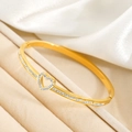 Elegante brazalete de corazón en acero inoxidable chapado en oro 18k con pavé de diamantes - Dorado