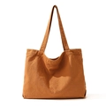 Bolso tote minimalista de lona color caramelo con gran capacidad sobre fondo blanco - Marrón