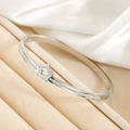 Brazalete de estrella plateado pulido con cristales micro-pave en soporte de terciopelo - Color Acero