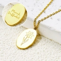Goudkleurige ketting met ovale hanger gegraveerd met de narcis bloem van maart - Maart Narcis