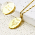 Gouden roestvrijstalen ketting met gegraveerde april madeliefje bloem hanger - April Madeliefje