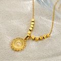 Collana con ciondolo a sole dorato con perla centrale e dettagli a catena quadra - Stile Sole di Perla (xl270)