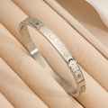 Bracciale rigido argento con incisioni di stelle e luna in una scatola di velluto - Color Acciaio