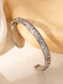 Brazalete plateado vintage con relieve de sol y luna y patrones celestiales en acero - Plata Diamante Blanco