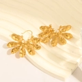 Orecchini a foglia d'oro testurizzati con finitura martellata e design a giorno - Oro (EHF056)