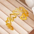 Elegante bracciale rigido a cuore cavo placcato oro 18 carati su espositore in velluto beige - Oro