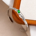 Brazalete irregular de acero bañado en oro de 18k con una esmeralda rectangular - Color Acero