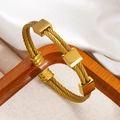 Elegante brazalete de cable dorado de doble capa con dijes de cubos pulidos - Cable de Oro Doble / Dorado