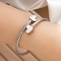 Bracciale rigido a corda d'argento con cuori su elegante raso e scatola gioielli - Color Acciaio