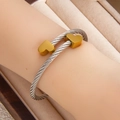 Bracciale rigido a cavo ritorto con ciondoli a cuore dorati in acciaio color argento - Bicolore (Oro e Argento)