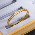 18k vergulde holle gelaagde armband met strassteentjes op een luxe sieradendoosje - Goud
