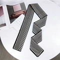 Elegante foulard sottile in seta con motivo a spina di pesce beige e nero su vassoio - Spina di Pesce Beige Nero (4D) / 7-116cm