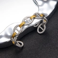 Zweifarbiges Edelstahl-Manschettenarmband mit gedrehter Textur und goldenen Akzenten - Zweifarbig (Gold & Silber)