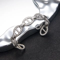 Verstellbares silbernes Edelstahl-Schweinenasen-Kettenarmband auf silbernem Wellentablett - Silber