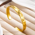 Verstellbares goldener Edelstahl-Armreif mit Sternmuster und Vintage-Hammerschlag - Gold