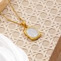 Collana rettangolare dorata con inserto rosa d'argento incisa e catena a sfere - Novembre