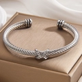 Bracciale rigido a cavo d'argento con decorazione centrale a X in pavé di cristalli - Color Acciaio