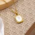 Collana con pendente rettangolare dorato ed elegante incisione di felce su sfondo beige - Agosto