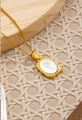 Collana in acciaio inossidabile dorato con ciondolo rettangolare e intarsio floreale - Maggio