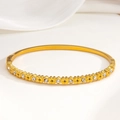 Poliertes Gold-Kleeblatt-Armband mit funkelnden Kristallen auf weißem Hintergrund - Kontinuierliches Kleeblatt Muster Stil (055)
