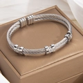 Silbernes gedrehtes Kabelarmband mit Diamantakzenten und polierter Oberfläche - Stahlfarbe