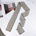 Foulard étroit en soie avec motif chevron marron café sur fond blanc épuré - Chevrons Beige Gris (5D) / 7-116cm
