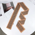 Élégante écharpe étroite à carreaux beige et orange sur une table blanche avec cartes - Carreaux Orange Camel (6D) / 7-116cm