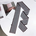Foulard en soie à motif géométrique rose et noir avec finitions lisses - Carré Géométrique Rose (11) / 7-116cm