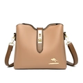 Sac seau minimaliste en similicuir souple kaki avec logo kangourou doré et fermoir rotatif - Kaki