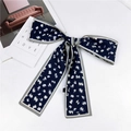 Foulard en soie bleu marine avec motif de plumes blanches noué en un nœud élégant - Imprimé Abstrait Marine (12) / 7-116cm