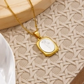 Collana con ciondolo rettangolare a fiori in oro e smalto bianco con bordo perlato - Ottobre