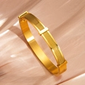 Bracciale rigido in acciaio al titanio dorato con trama a rete e interno spazzolato - Oro