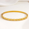 Eleganter goldener Armreif mit abwechselnden Sternen und kristalbesetzten Ringen - Stern Kombination Strass Stil (039)