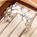 Bracelet jonc floral argenté avec pétales brossés dans un écrin en velours chic - Couleur Acier