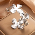 Eleganter silberfarbener Kleeblatt-Armreif mit poliertem 3D-Blumendesign für Damen - Stahlfarbe