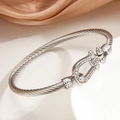 Bracciale a cavo argentato con fibbia a ferro di cavallo e cristalli su sfondo satin - Color Acciaio