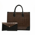 Set borsa tote marrone goffrata coccodrillo con manici neri e pochette a busta coordinata - Marrone