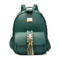 Dunkelgrüner Rucksack aus mattem Leder mit goldenen Nieten und Quastendetail - Grün