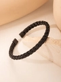 Dettaglio di bracciale intrecciato nero in acciaio al titanio con chiusura magnetica - Nero