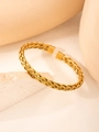 Vista dettagliata della trama intrecciata PVD oro 18k sul bracciale in acciaio inossidabile - Oro