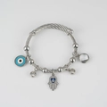 Detail van zilveren meerlaagse armband met Hamsa Hand en Evil Eye bedeltjes - Staalkleur