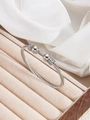 Bracelet câble torsadé argenté avec embouts sertis de diamants sur présentoir beige - Style Boule Torsadée Argent (szgss135 Acier)
