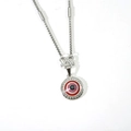 Detail van rode Evil Eye-hanger met kristallen en zilveren ketting met S-haak - Rood Oog Zilver