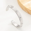 Bracciale rigido in acciaio argento con stelle di zircone e trama a righe verticali - Color Acciaio