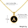 Vue détaillée de la taille du collier en acier inoxydable plaqué or 18K avec pendentif A - Or A