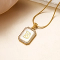 Collar dorado con colgante letra B de nácar, circonitas y cadena de serpiente - Letra B