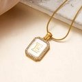 Goldene Schlangenkette mit Buchstaben E Muschel-Anhänger und funkelndem Zirkonrahmen - Buchstabe E