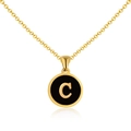 Collier plaqué or 18K avec pendentif rond en émail noir et lettre dorée C - Or C